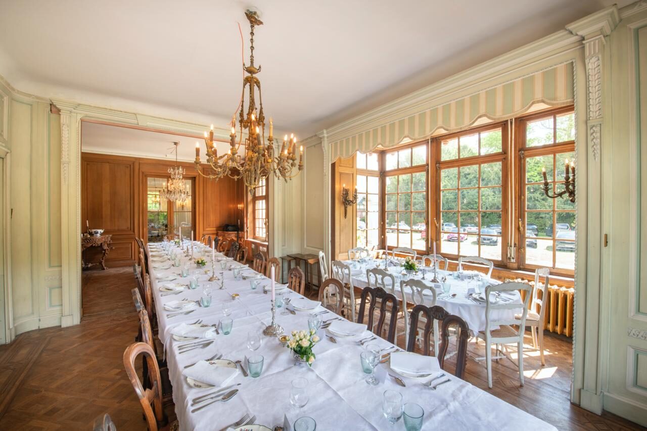 Domaine de la Nèle — the banquet hall laid for a long-table dinner
