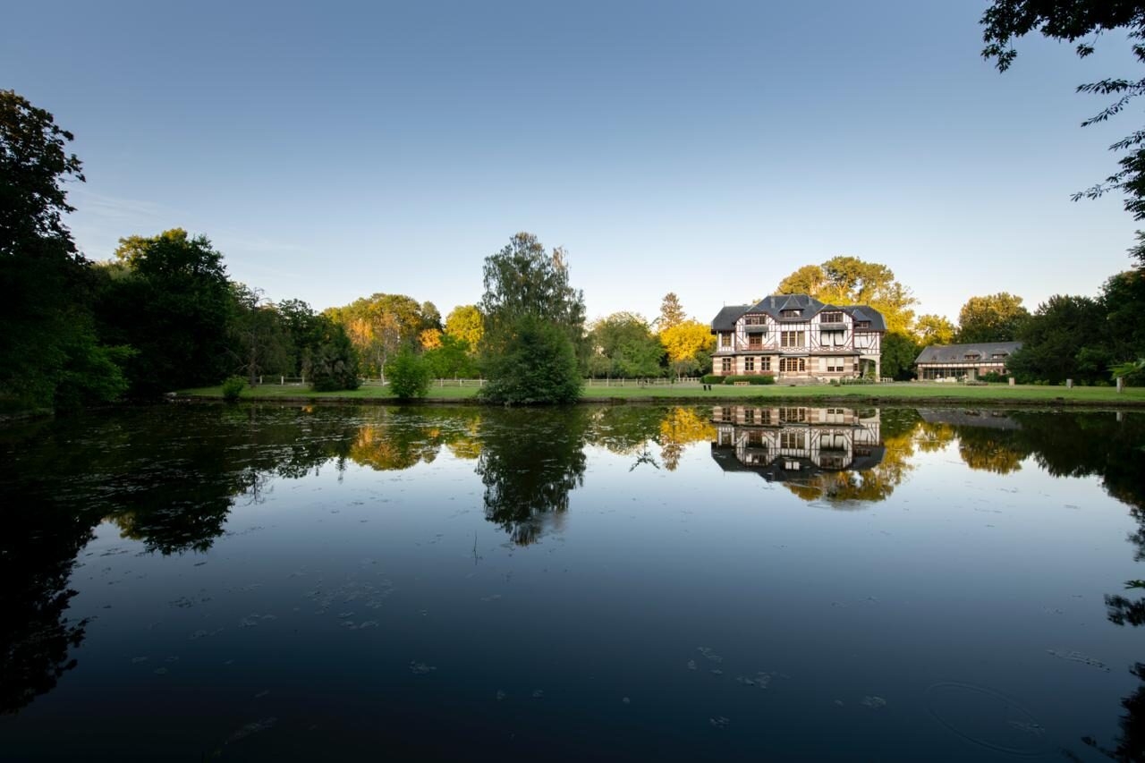 Domaine de la Nèle — the château mirrored in the pond