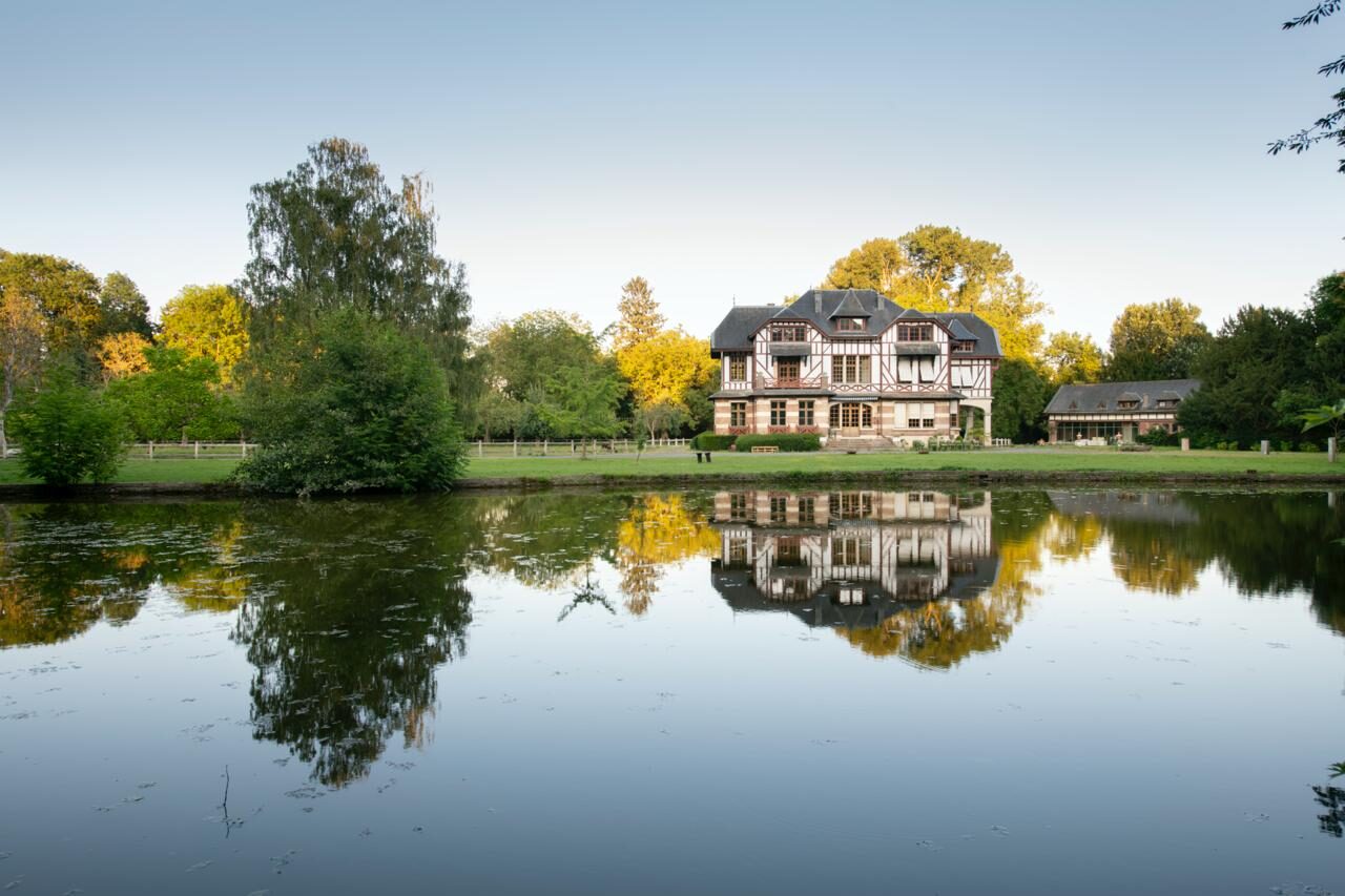 Domaine de la Nèle — the château mirrored in the pond