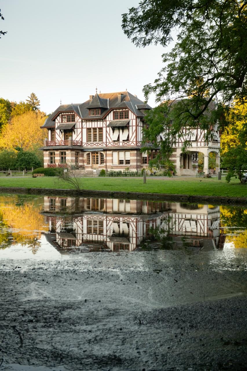 Domaine de la Nèle — the château mirrored in the pond