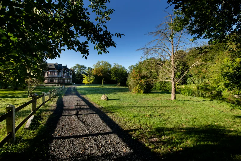 Domaine de la Nèle — The driveway through the park