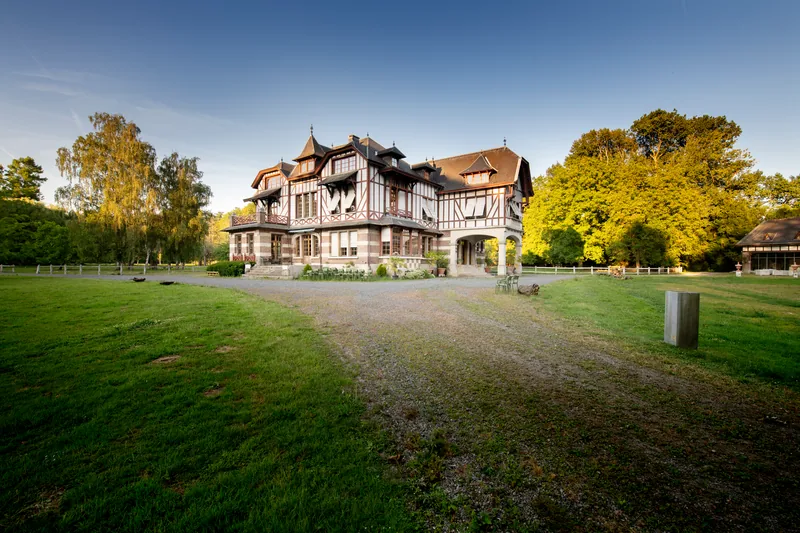 Domaine de la Nèle — the château seen from the drive