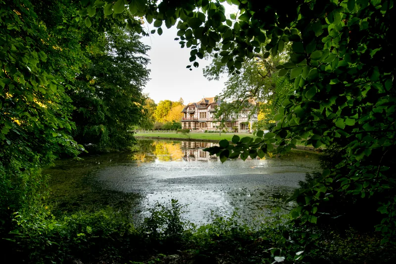 Domaine de la Nèle — the park, pond and old trees
