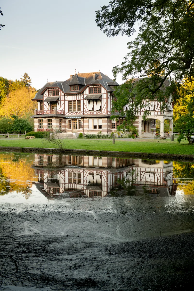 Domaine de la Nèle — the château mirrored in the pond