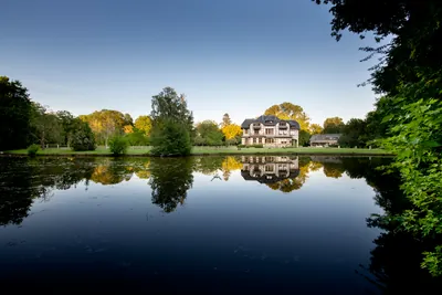 Domaine de la Nèle — the château mirrored in the pond