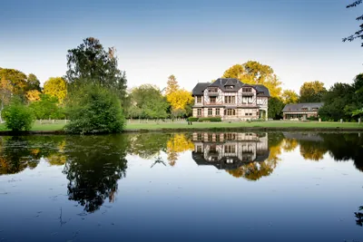 Domaine de la Nèle — the château mirrored in the pond