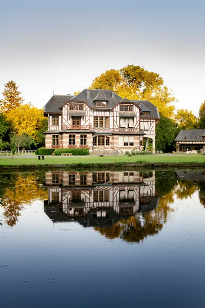 Domaine de la Nèle — the château mirrored in the pond